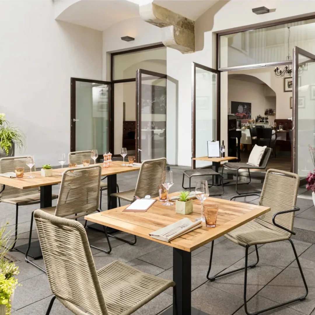 Teak Ağacından Ahşap Masa Tablaları kullanılmış kafe görseli.