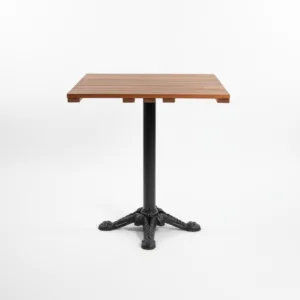 Beyaz fonda döküm ayaklı, ızgaralı tablalı 60x60cm masif Teak ağacından kare ahşap kafe balkon bahçe masası.