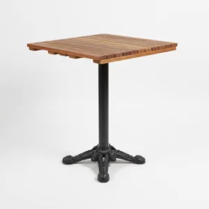 Masif Teak ağacından yapılmış ızgaralı modelli 50x50 cm üst tablanın siyah demir profil ile döküm ayağa bağlı olduğu ahşap masanın yandan çekilmiş fotoğrafı.