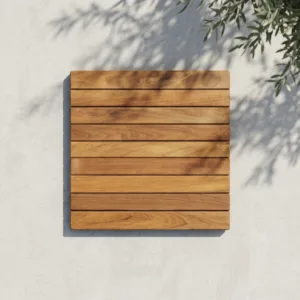 Üstten çekilmiş, bir ayak üzerinde duran 40x40 cm kare ızgaralı masif teak küçük balkon masa tablası. Ahşap zemin üzerinde doğal ışıkta.