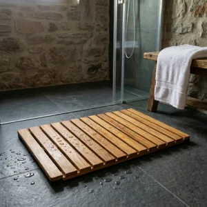 Islak seramik zemin üzerinde kaydırmaz silikon pabuçları ve ızgara modeli detay çekimiyle masif Teak ahşap banyo kaydırmazı, banyo duş matı.